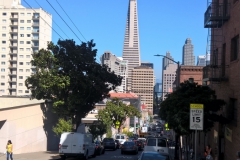 Durch Chinatown zur Transamerica Pyramid in San Francisco