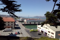 Blick auf die Golden Gate Bridge von Fort Mason aus, ohne Wolken